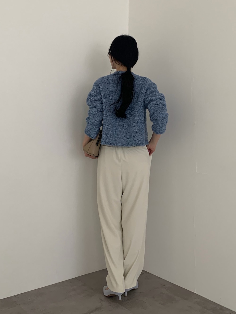 ブルー系のカーディガン/ボレロ、ホワイト系のその他パンツを着用したレディースの冬コーディネートの3枚目の写真