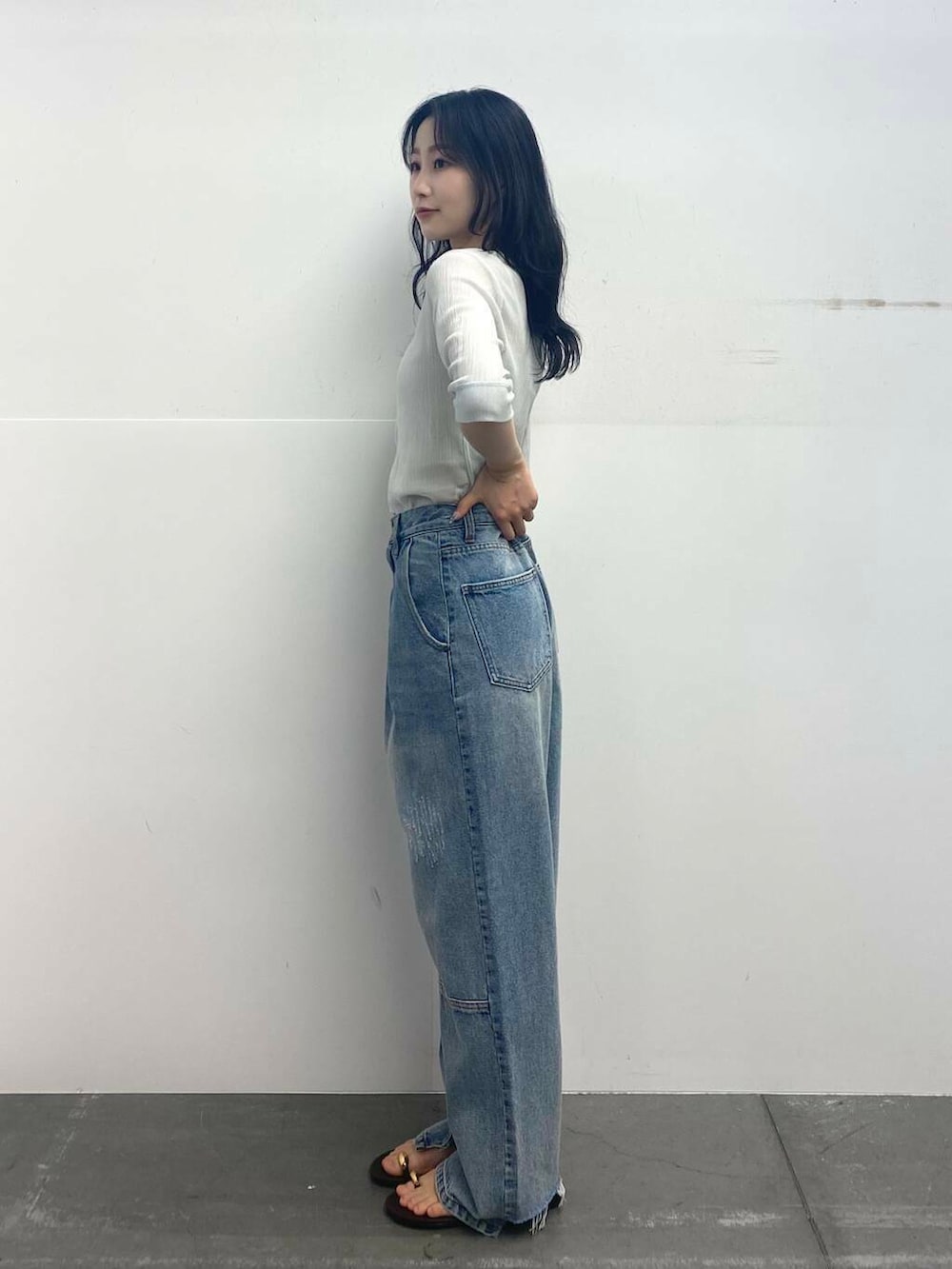 ブラウン系のサンダル、グリーン系のTシャツ/カットソー、ブルー系のデニムパンツを着用したレディースの夏コーディネートの5枚目の写真