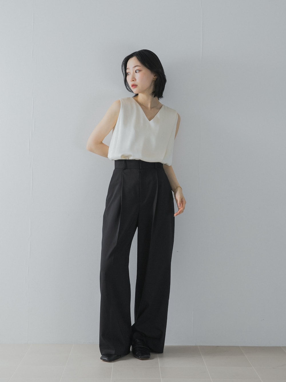 ブラック系のその他パンツ、ホワイト系のシャツ/ブラウス、ブラック系のその他シューズを着用したレディースの夏コーディネートの2枚目の写真