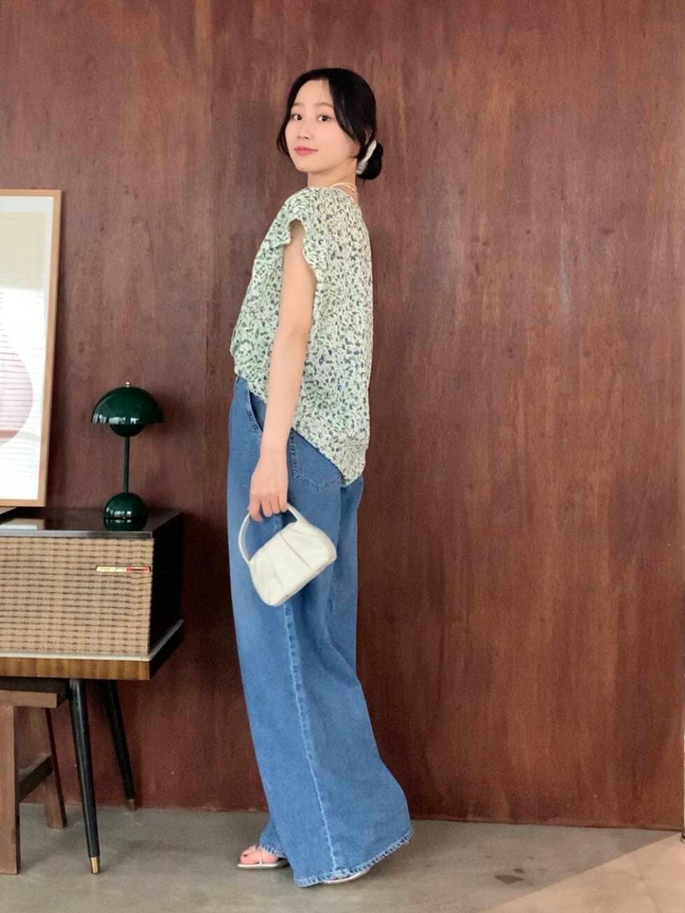 「デニム、休日コーデ、休日スタイル、ROSSO、ブルベ夏、骨格ウェーブ、キレイめスタイル、ブルベ夏×骨格ウェーブ、sip2412、万能ブラウスコーデ」｜「URBAN RESEARCH ROSSO WOMENのLUMEN　FANTINE PETIT BAG（ハンドバッグ、ホワイト系）」を使った、美波さん（レディース・158cm）の夏コーディネートの3枚目の写真