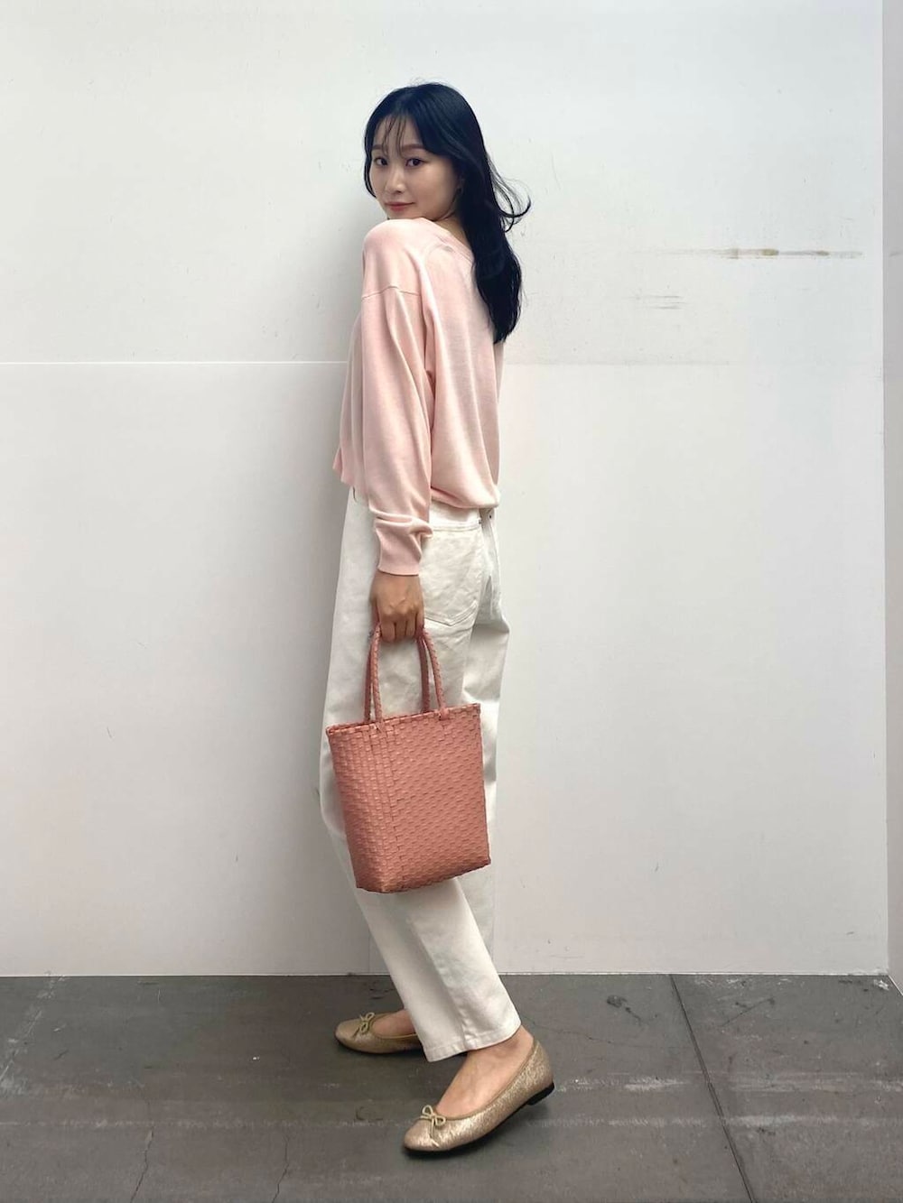 ピンク系のトートバッグ、ピンク系のカーディガン/ボレロ、ホワイト系のその他パンツを着用したレディースの夏コーディネートの4枚目の写真