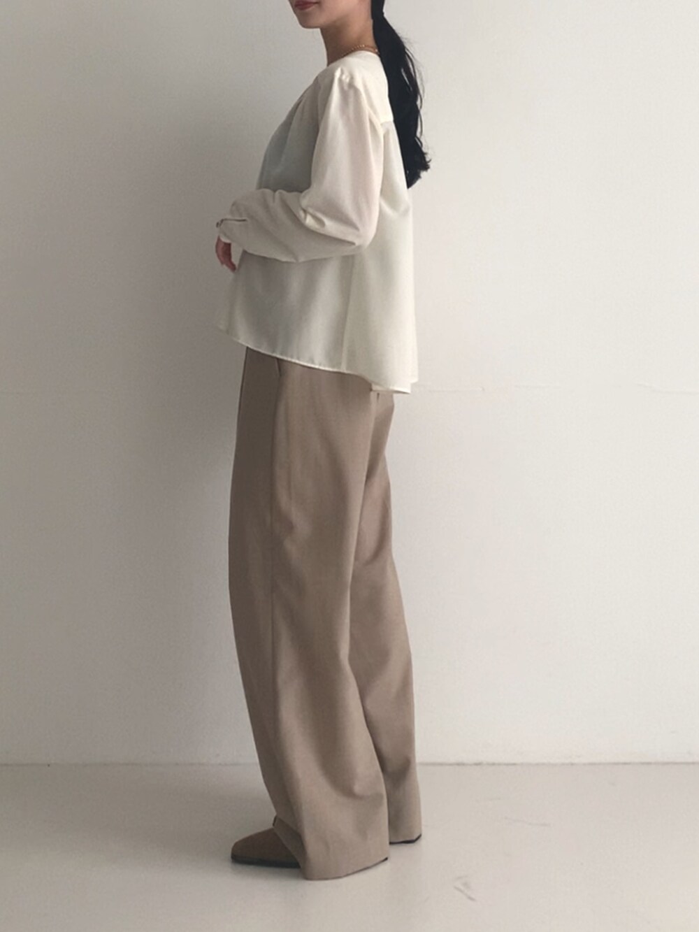 ホワイト系のシャツ/ブラウス、ベージュ系のその他パンツ、ベージュ系のパンプスを着用したレディースの秋コーディネートの3枚目の写真