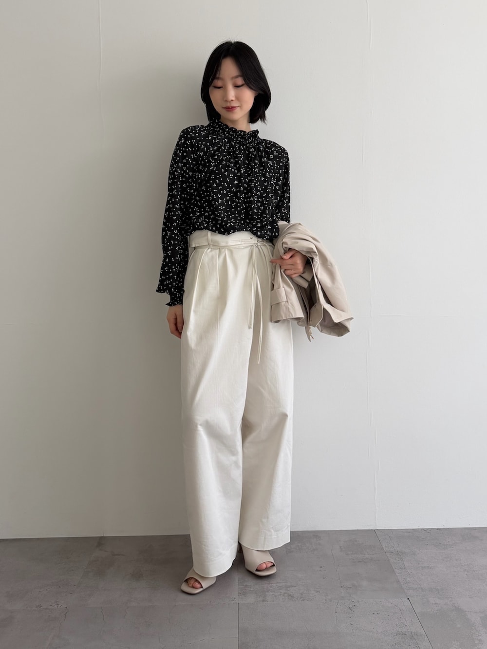 ブラック系のシャツ/ブラウス、ホワイト系のその他パンツ、ベージュ系のその他アウターを着用したレディースの冬コーディネートの3枚目の写真