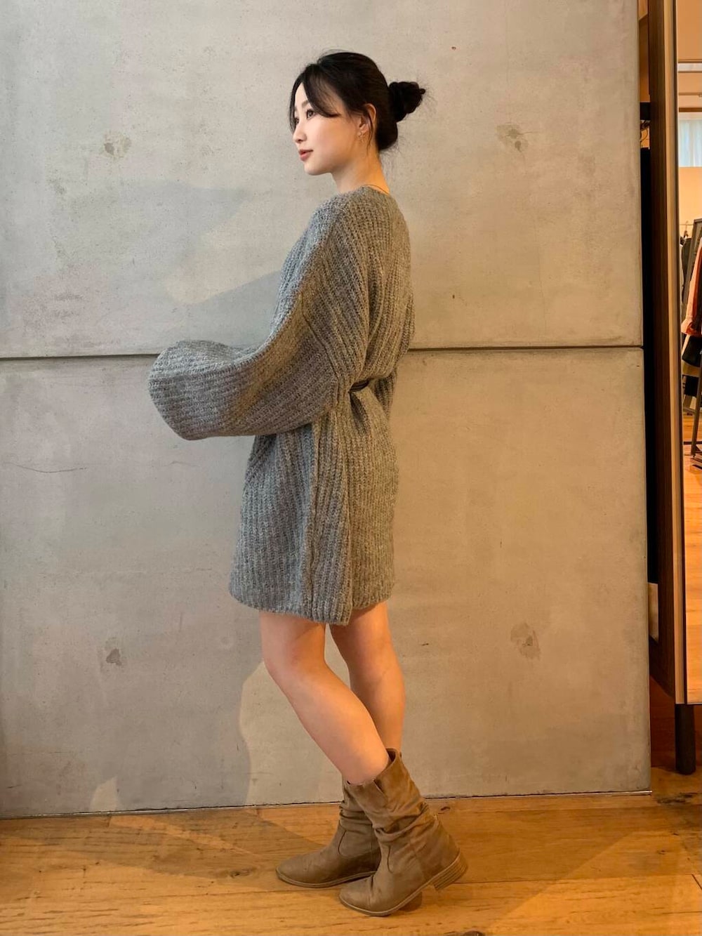 グレー系のワンピース、ブラック系のベルトを着用したレディースの秋コーディネートの5枚目の写真