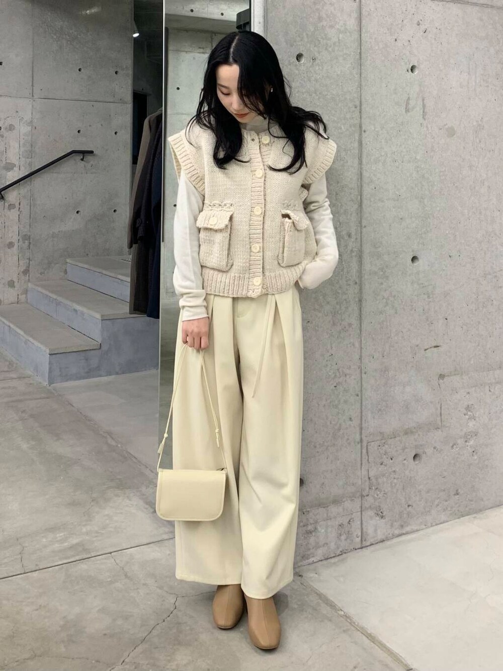 ベージュ系のブーツ、ホワイト系のその他パンツ、ホワイト系のベストを着用したレディースの冬コーディネートの4枚目の写真