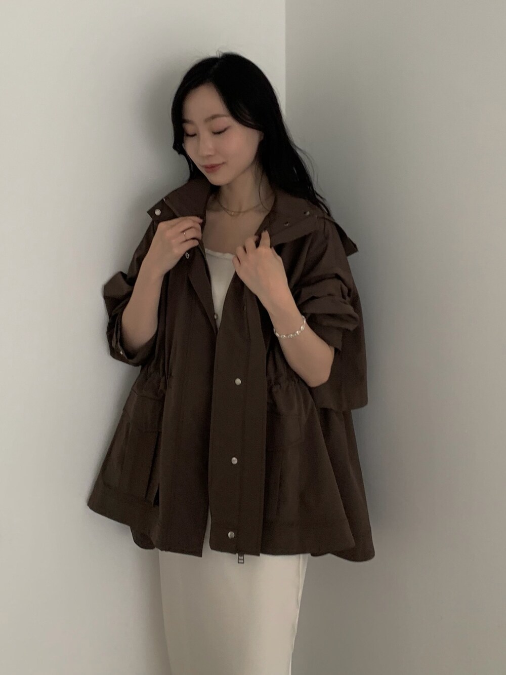 ブラウン系のマウンテンパーカーを着用したレディースの春コーディネートの3枚目の写真