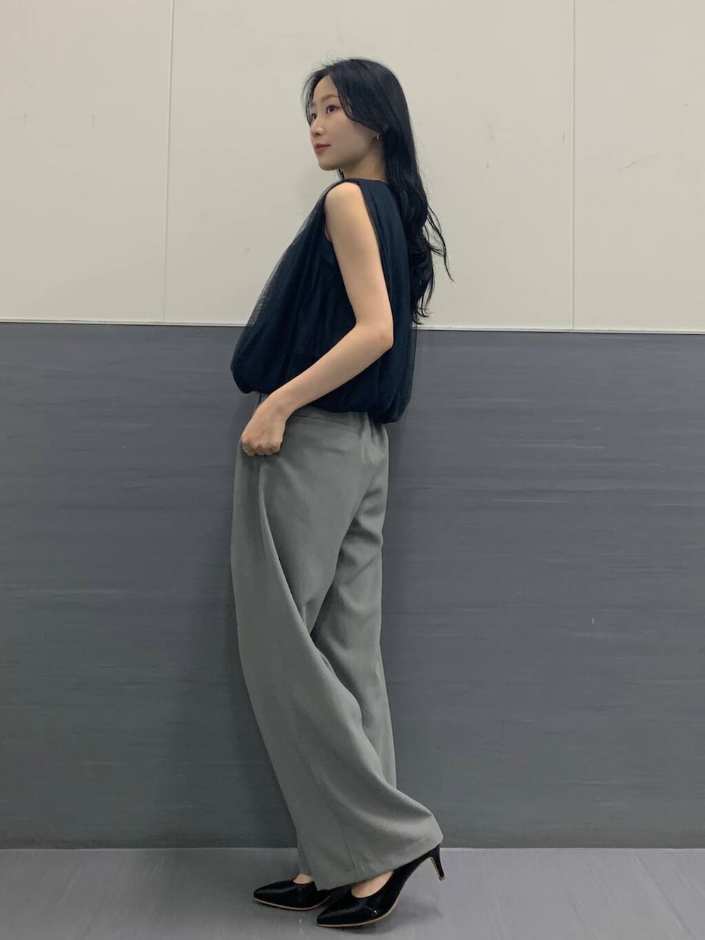 「オフィスカジュアル、ROSSO、お仕事、ブルベ夏、骨格ウェーブ、きれいめtシャツ、キレイめスタイル、ブルベ夏×骨格ウェーブ、sip2412、トレンドシアーアイテム」｜「URBAN RESEARCH ROSSO WOMENのオリジナルエナメルパンプス（パンプス、ブラック系）」を使った、美波さん（レディース・158cm）の夏コーディネートの4枚目の写真