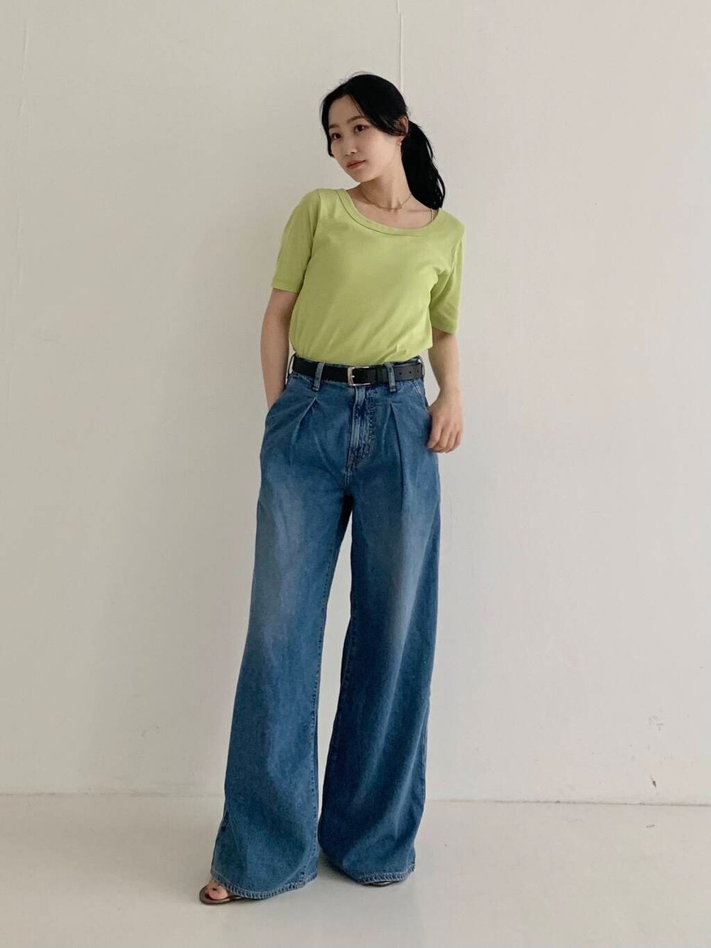 ブルー系のデニムパンツ、グリーン系のTシャツ/カットソーを着用したレディースの夏コーディネートの3枚目の写真