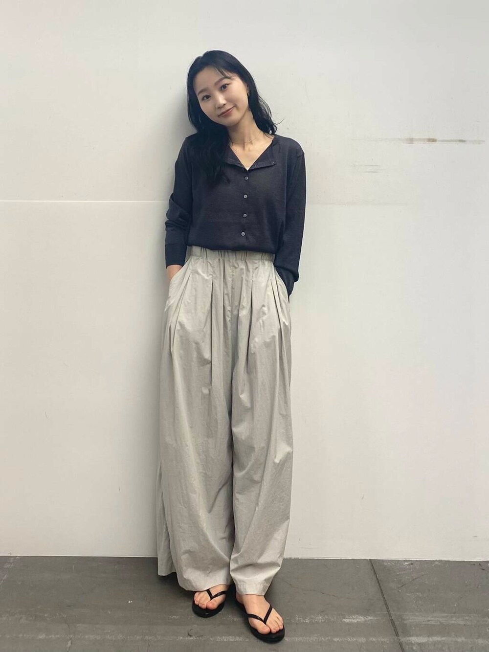 ブラック系のサンダル、グレー系のその他パンツ、グレー系のカーディガン/ボレロを着用したレディースの夏コーディネートの2枚目の写真