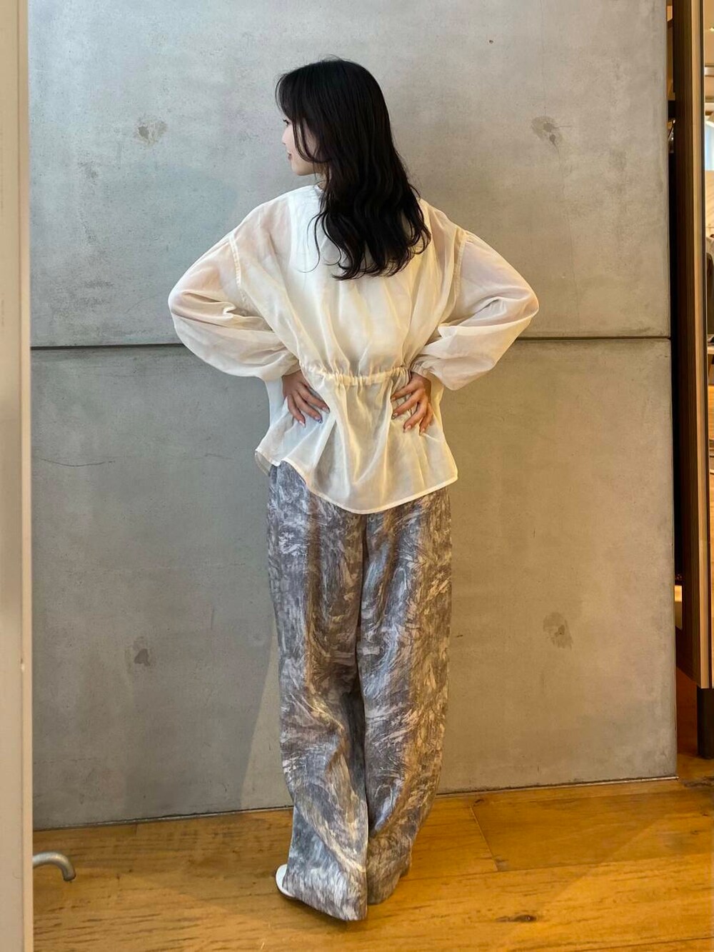 ホワイト系のパンプス、ベージュ系のその他パンツ、ホワイト系のシャツ/ブラウスを着用したレディースの夏コーディネートの6枚目の写真