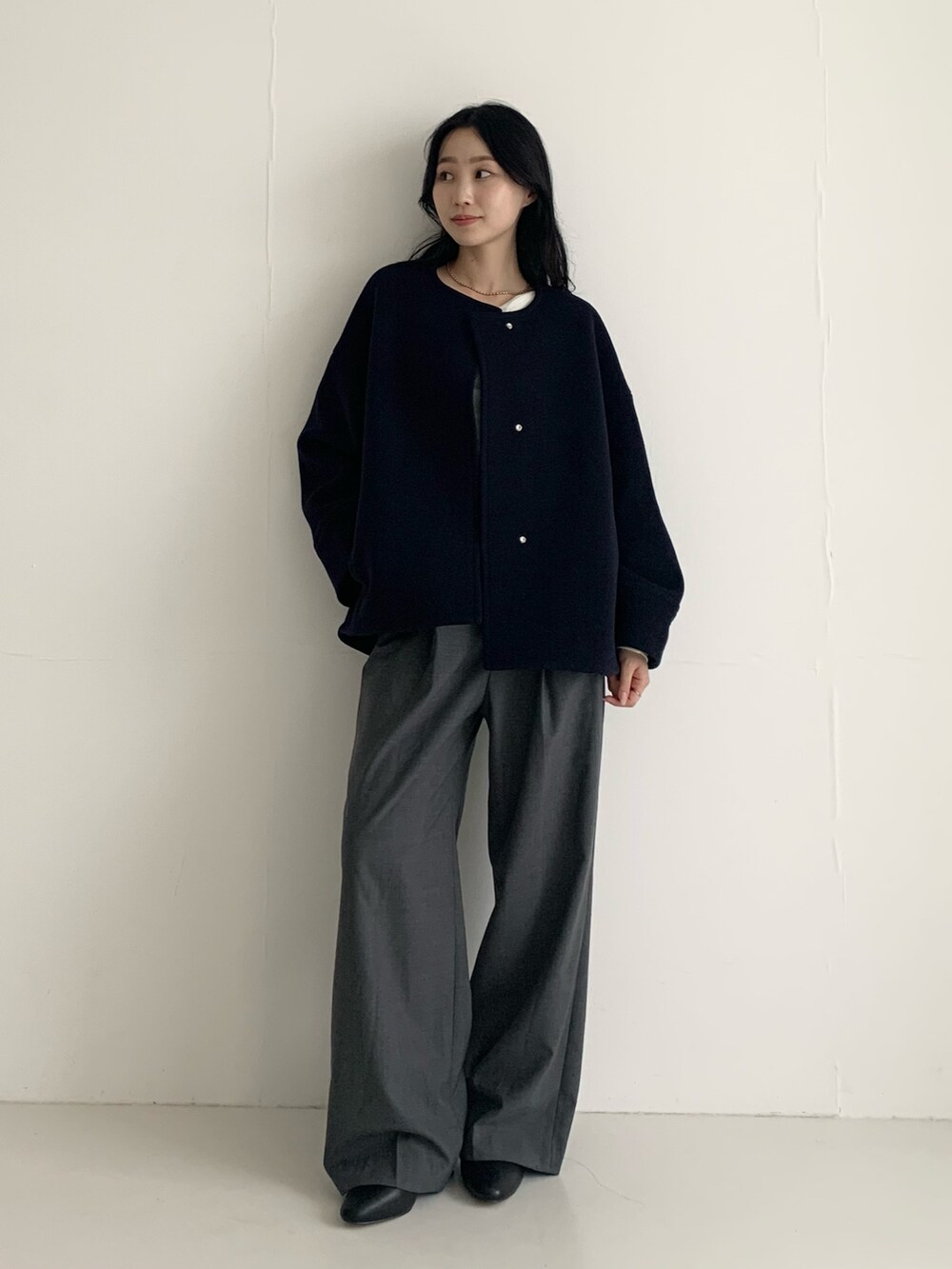 ブルー系のその他アウター、グレー系のその他パンツを着用したレディースの秋コーディネートの2枚目の写真