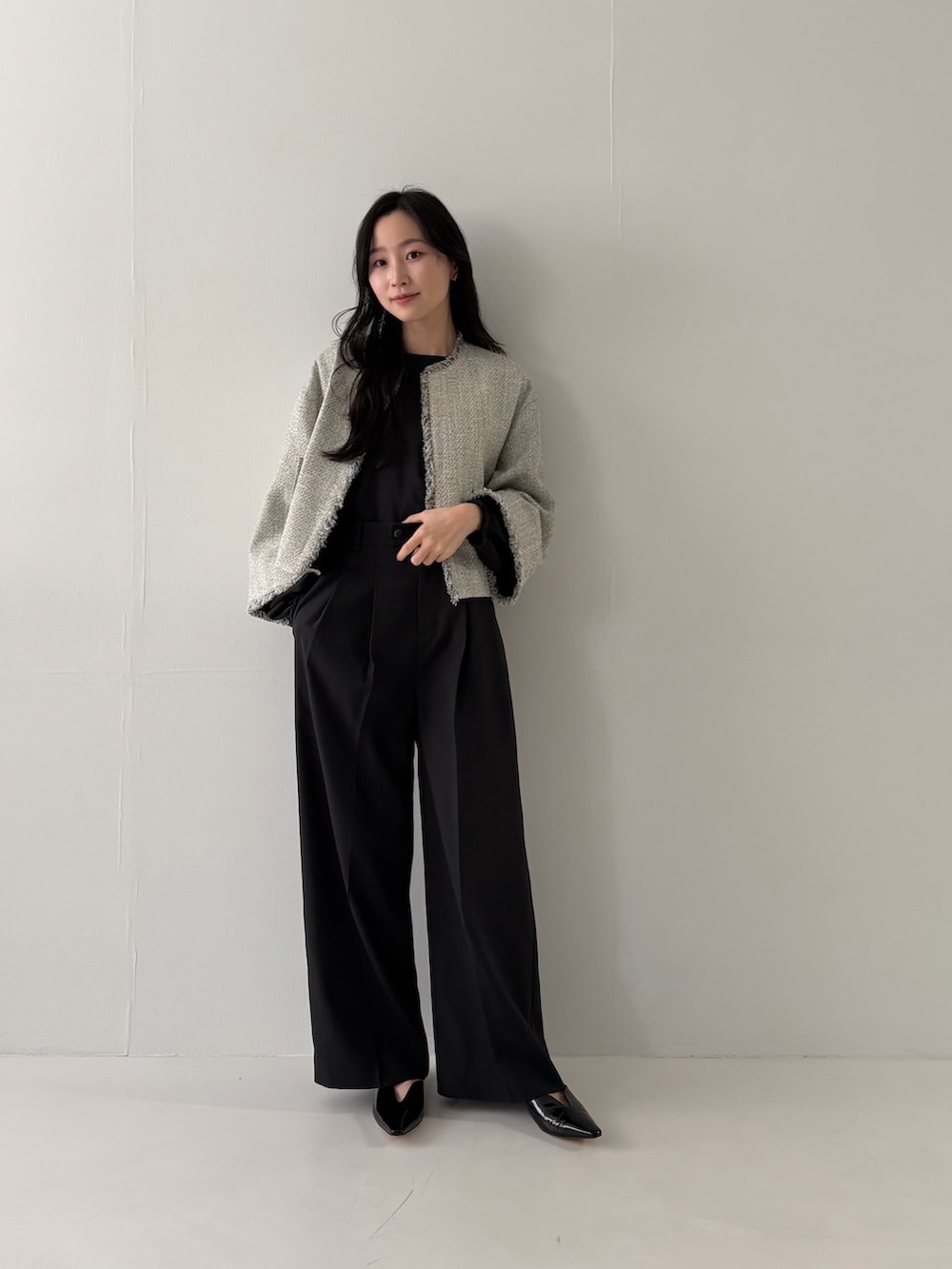 ブラック系のノーカラージャケット、ブラック系のシャツ/ブラウス、ブラック系のその他パンツを着用したレディースの冬コーディネートの2枚目の写真