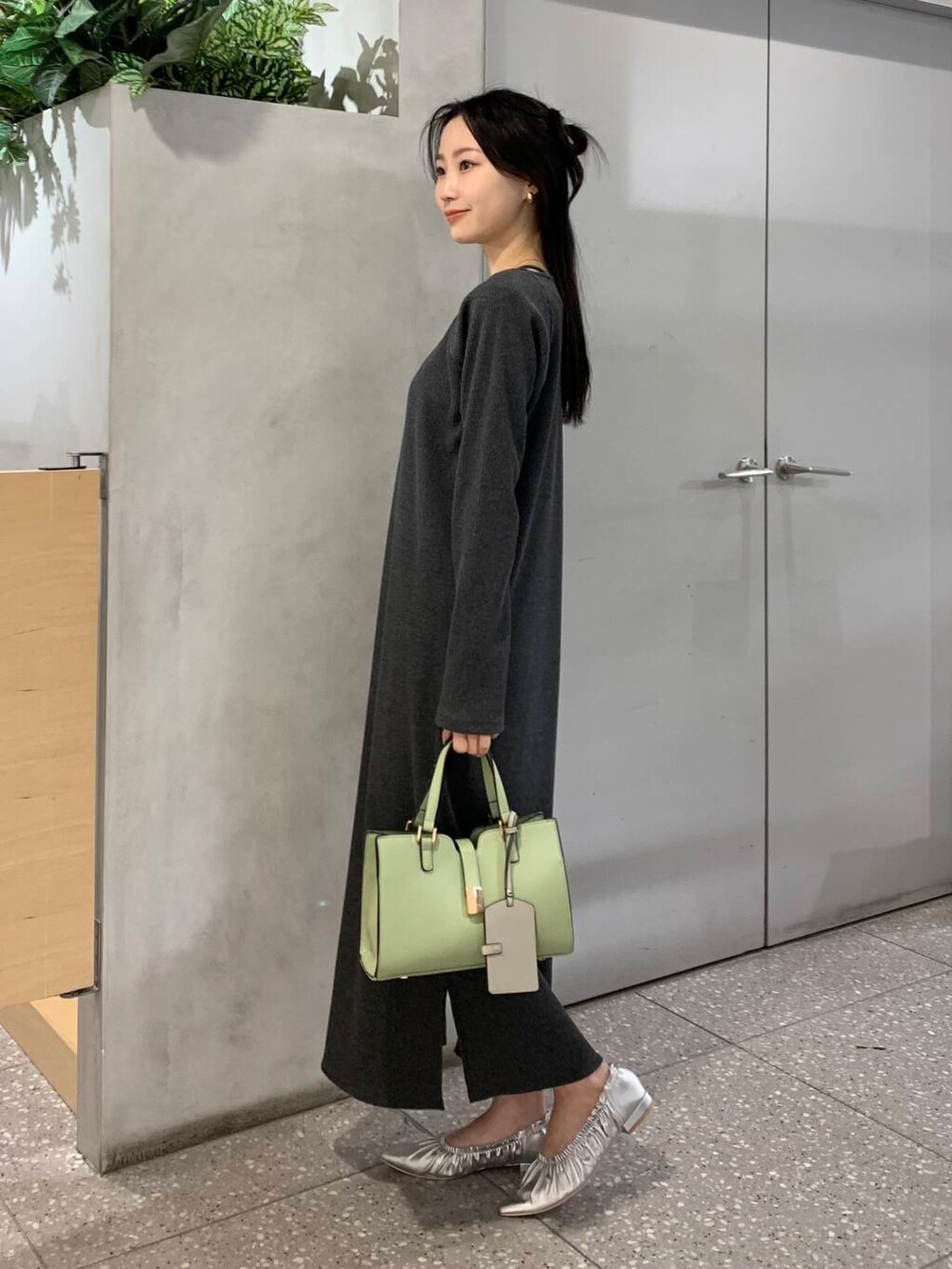 「ワンピース、RODESKO、senseofplace、ブーツコーデ、ブルベ夏、骨格ウェーブ、キレイめスタイル、ブルベ夏×骨格ウェーブ、きれいめフェミニン、洗練見えワントーンコーデ」｜「SENSE OF PLACE by URBAN RESEARCHのギャザーフラットシューズ（パンプス、シルバー系）」を使った、美波さん（レディース・158cm）の冬コーディネートの4枚目の写真