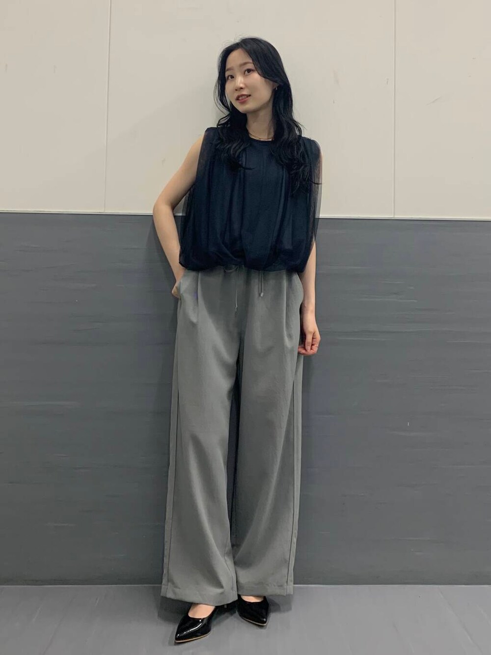 「オフィスカジュアル、ROSSO、お仕事、ブルベ夏、骨格ウェーブ、きれいめtシャツ、キレイめスタイル、ブルベ夏×骨格ウェーブ、sip2412、トレンドシアーアイテム」｜「URBAN RESEARCH ROSSO WOMENのオリジナルエナメルパンプス（パンプス、ブラック系）」を使った、美波さん（レディース・158cm）の夏コーディネートの3枚目の写真