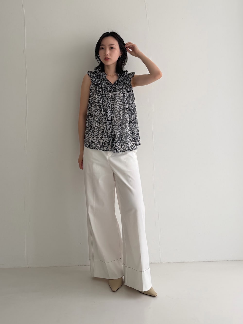 ブルー系のシャツ/ブラウス、グリーン系のその他シューズ、ホワイト系のその他パンツを着用したレディースの春コーディネートの2枚目の写真