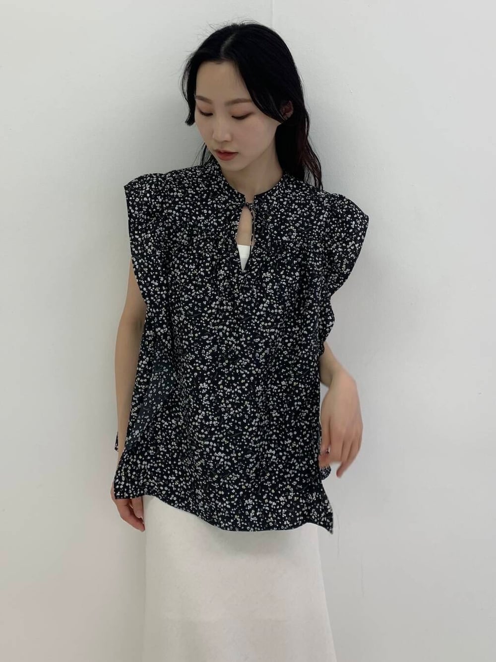 「スカート、ノースリーブ、休日コーデ、休日スタイル、ROSSO、骨格ウェーブ、キレイめスタイル、初夏のお出掛けコーデ、ブルベ夏×骨格ウェーブ、トレンドシャツ」｜「URBAN RESEARCH ROSSO WOMENの接触冷感リネン混バイヤススカート（スカート、ホワイト系）」を使った、美波さん（レディース・158cm）の春コーディネートの6枚目の写真