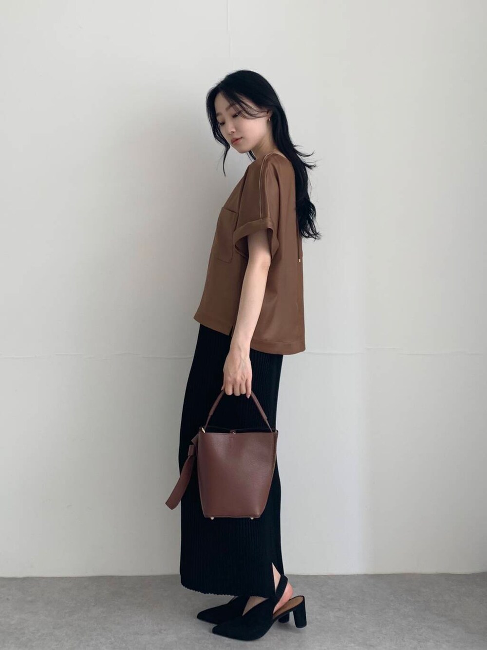 ブラウン系のシャツ/ブラウス、ブラック系のスカートを着用したレディースの夏コーディネートの4枚目の写真