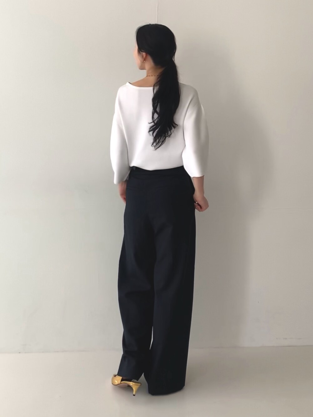 ブルー系のその他パンツ、ホワイト系のニット/セーターを着用したレディースの夏コーディネートの3枚目の写真