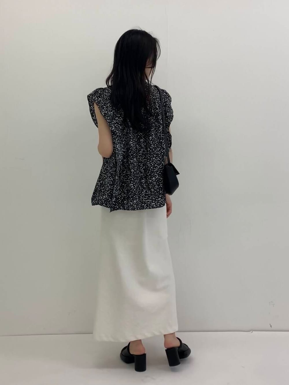「スカート、ノースリーブ、休日コーデ、休日スタイル、ROSSO、骨格ウェーブ、キレイめスタイル、初夏のお出掛けコーデ、ブルベ夏×骨格ウェーブ、トレンドシャツ」｜「URBAN RESEARCH ROSSO WOMENの接触冷感リネン混バイヤススカート（スカート、ホワイト系）」を使った、美波さん（レディース・158cm）の春コーディネートの3枚目の写真