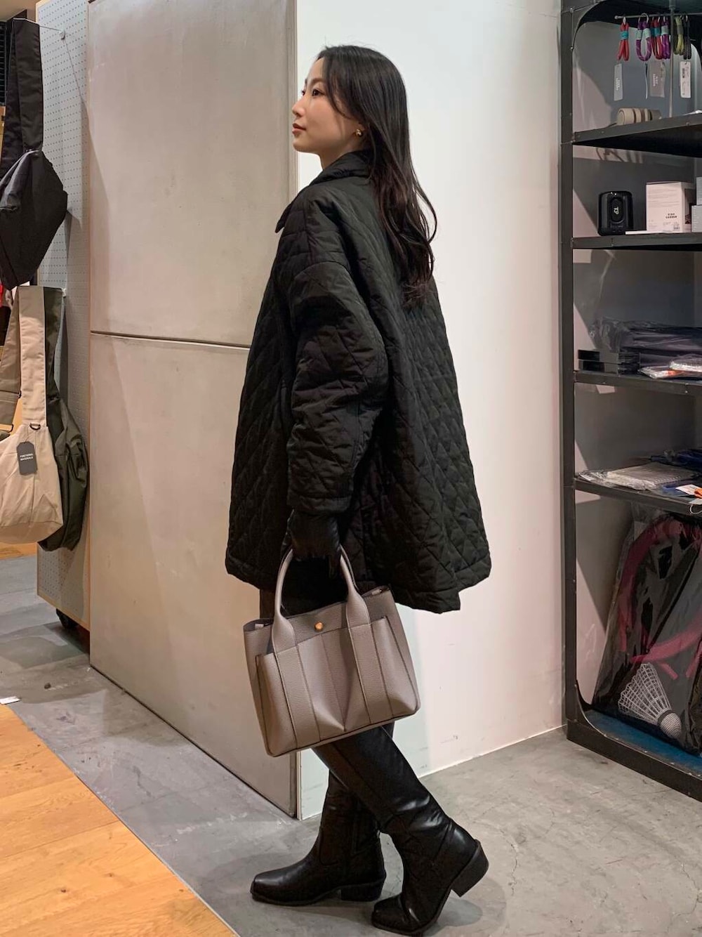 ブラック系のブーツ、グレー系のその他パンツ、グレー系のカーディガン/ボレロを着用したレディースの冬コーディネートの5枚目の写真