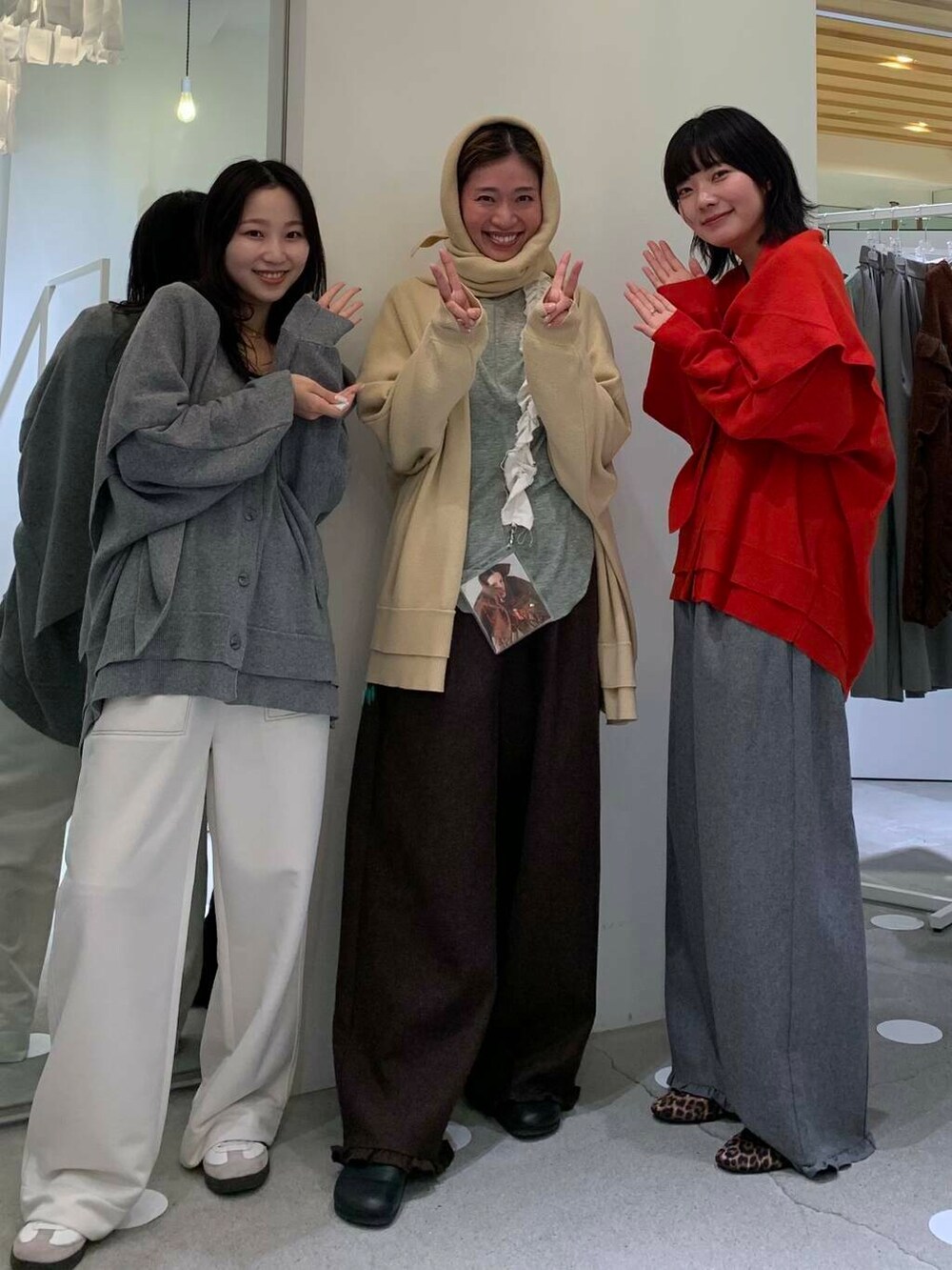 ホワイト系のその他パンツ、グレー系のその他パンツ、ブラウン系のその他パンツを着用したレディースの秋コーディネートの4枚目の写真