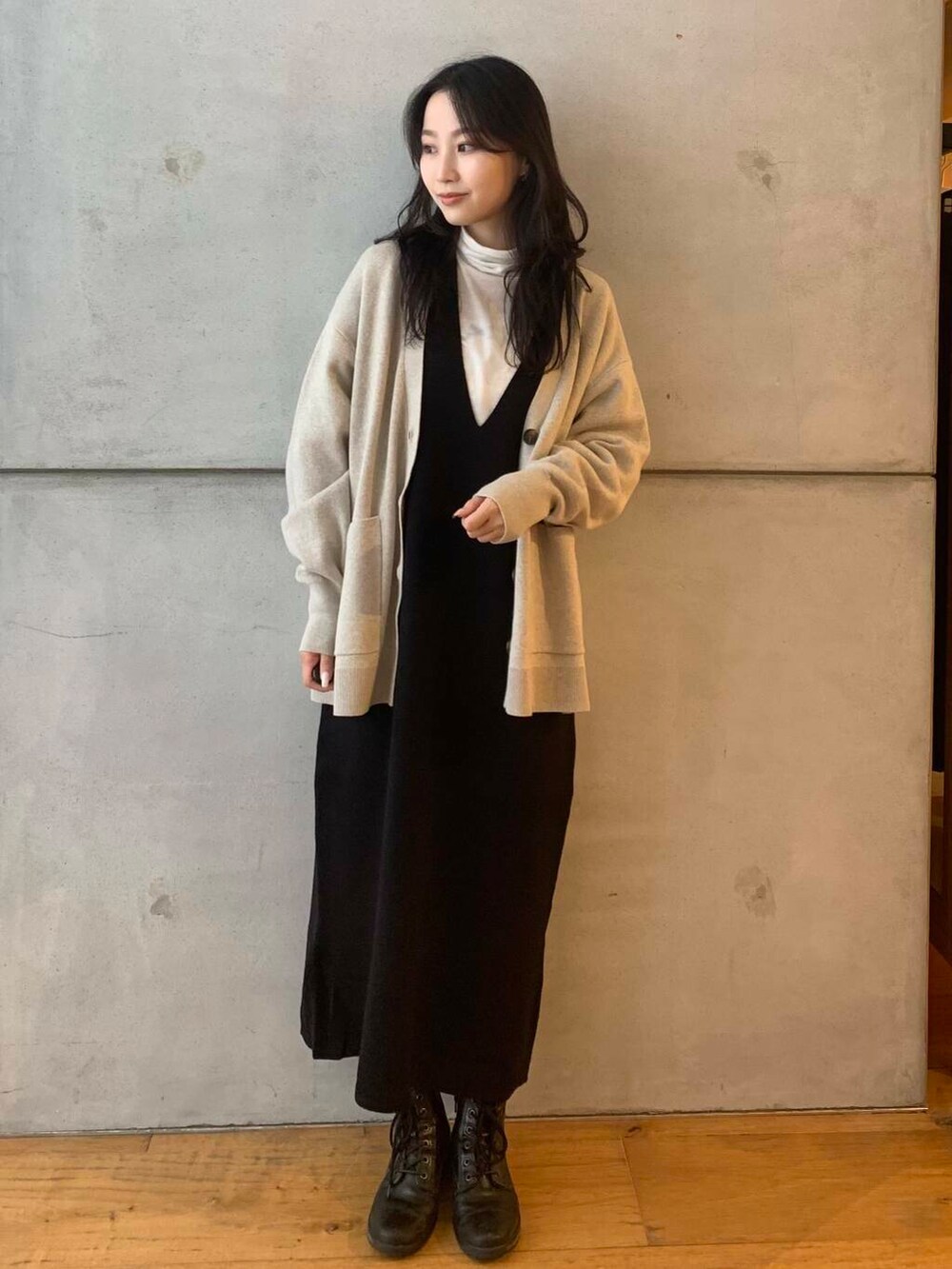 ホワイト系のTシャツ/カットソー、ベージュ系のカーディガン/ボレロ、ブラック系のワンピースを着用したレディースの秋コーディネートの3枚目の写真