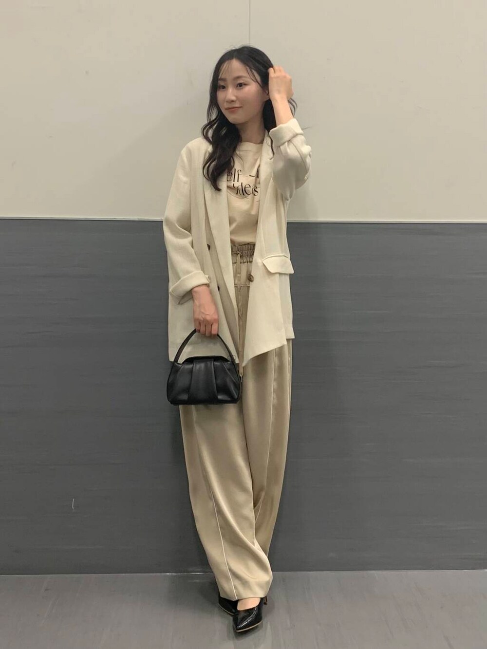 「ジャケット、イージーパンツ、デートコーデ、ROSSO、ブルベ夏、骨格ウェーブ、キレイめスタイル、ブルベ夏×骨格ウェーブ、きれいめフェミニン、春のジャケットスタイル、protagonista」｜「URBAN RESEARCH ROSSO WOMENのオリジナルエナメルパンプス（パンプス、ブラック系）」を使った、美波さん（レディース・158cm）の春コーディネートの4枚目の写真