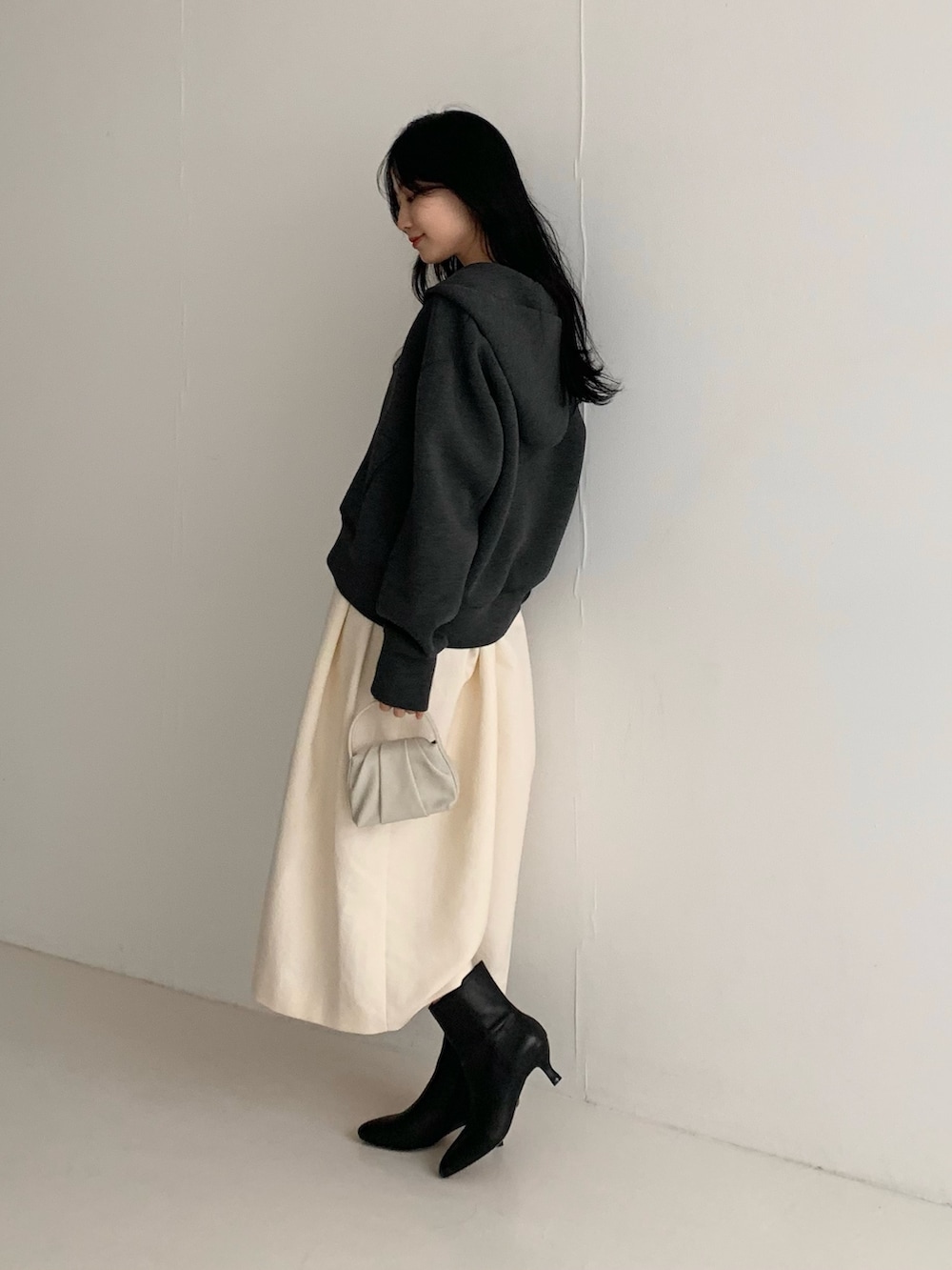 グレー系のパーカー、ホワイト系のその他パンツ、ホワイト系のハンドバッグを着用したレディースの秋コーディネートの3枚目の写真