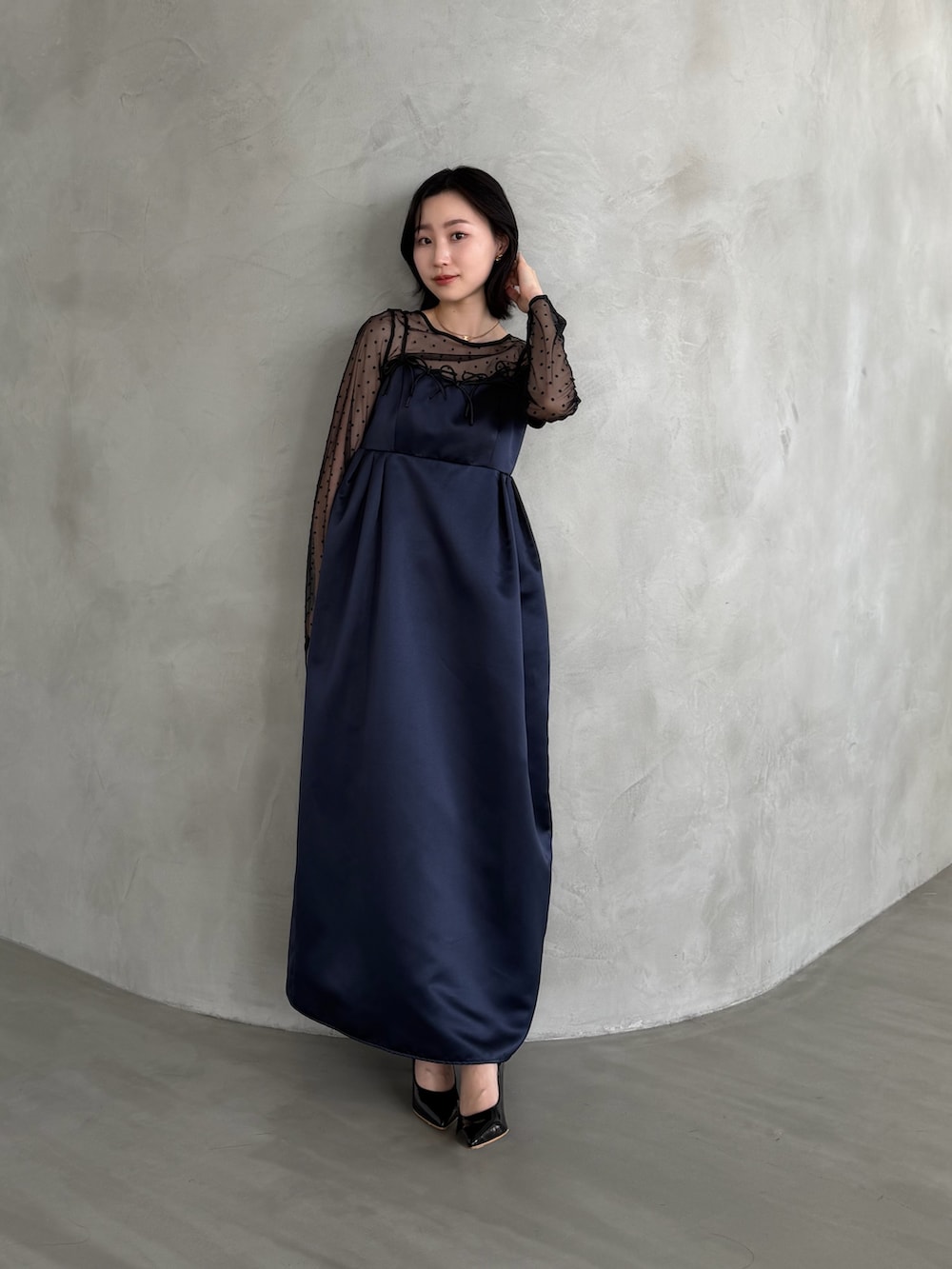 ブルー系のワンピースを着用したレディースの冬コーディネートの2枚目の写真