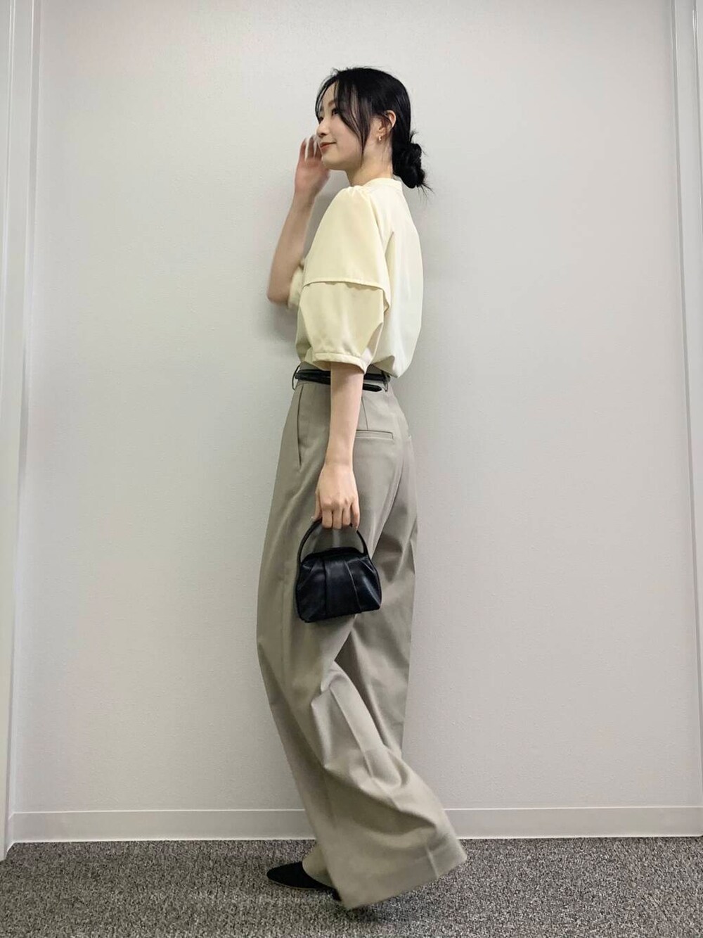 「スラックス、オフィスカジュアル、ROSSO、シャツブラウス、ブルベ夏、骨格ウェーブ、キレイめスタイル、初夏のお出掛けコーデ、ブルベ夏×骨格ウェーブ、きれいめフェミニン」｜「URBAN RESEARCH ROSSO WOMENの『MADE IN JAPAN』オリジナルスウェードパンプス（パンプス、ブラック系）」を使った、美波さん（レディース・158cm）の春コーディネートの3枚目の写真