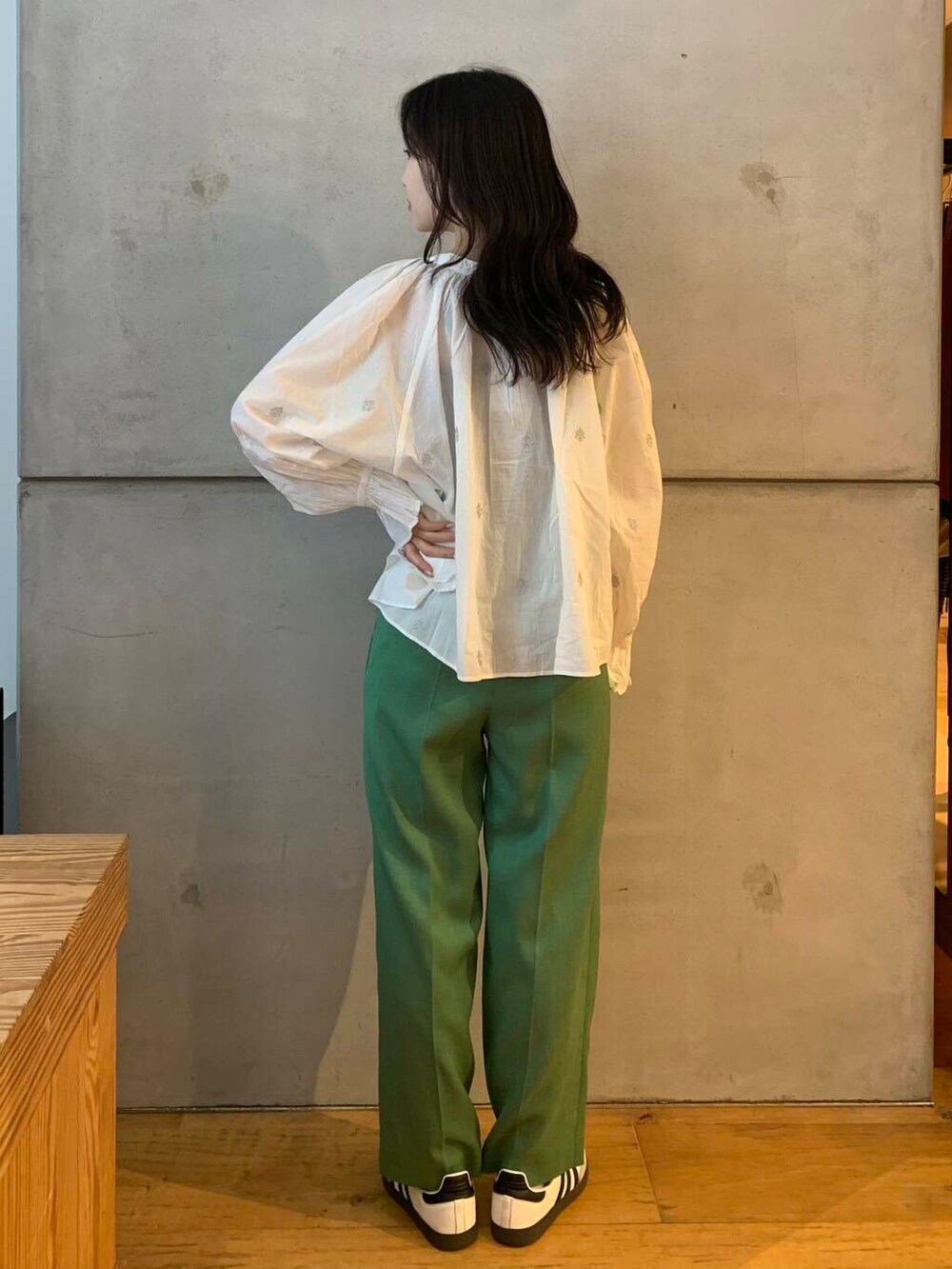 グリーン系のその他パンツ、ホワイト系のシャツ/ブラウス、ホワイト系のスニーカーを着用したレディースの秋コーディネートの6枚目の写真