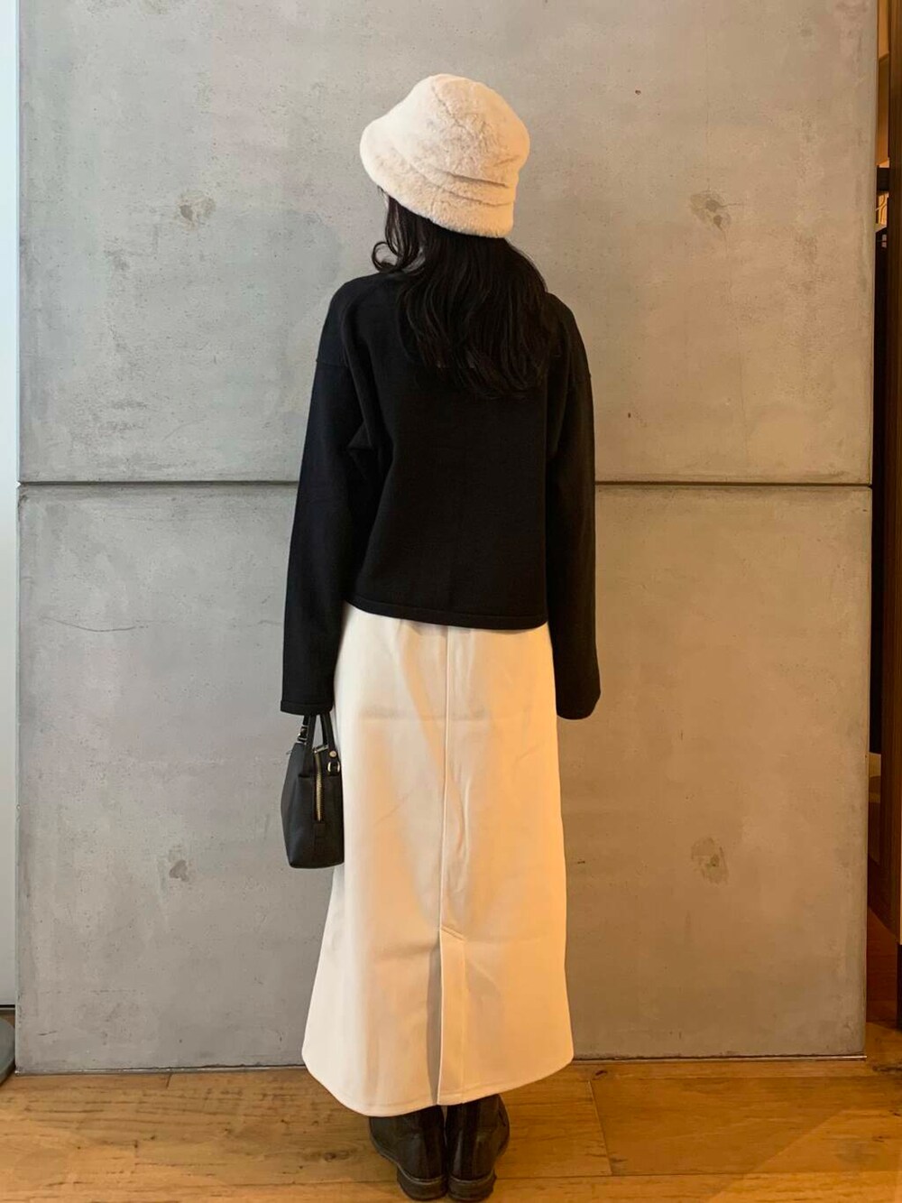 ホワイト系のTシャツ/カットソー、ブラック系のカーディガン/ボレロ、ホワイト系のスカートを着用したレディースの秋コーディネートの6枚目の写真