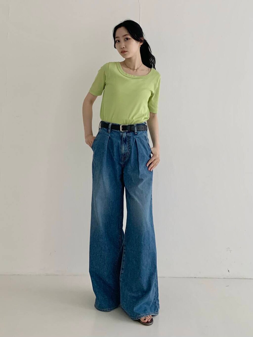 ブルー系のデニムパンツ、グリーン系のTシャツ/カットソーを着用したレディースの夏コーディネートの2枚目の写真