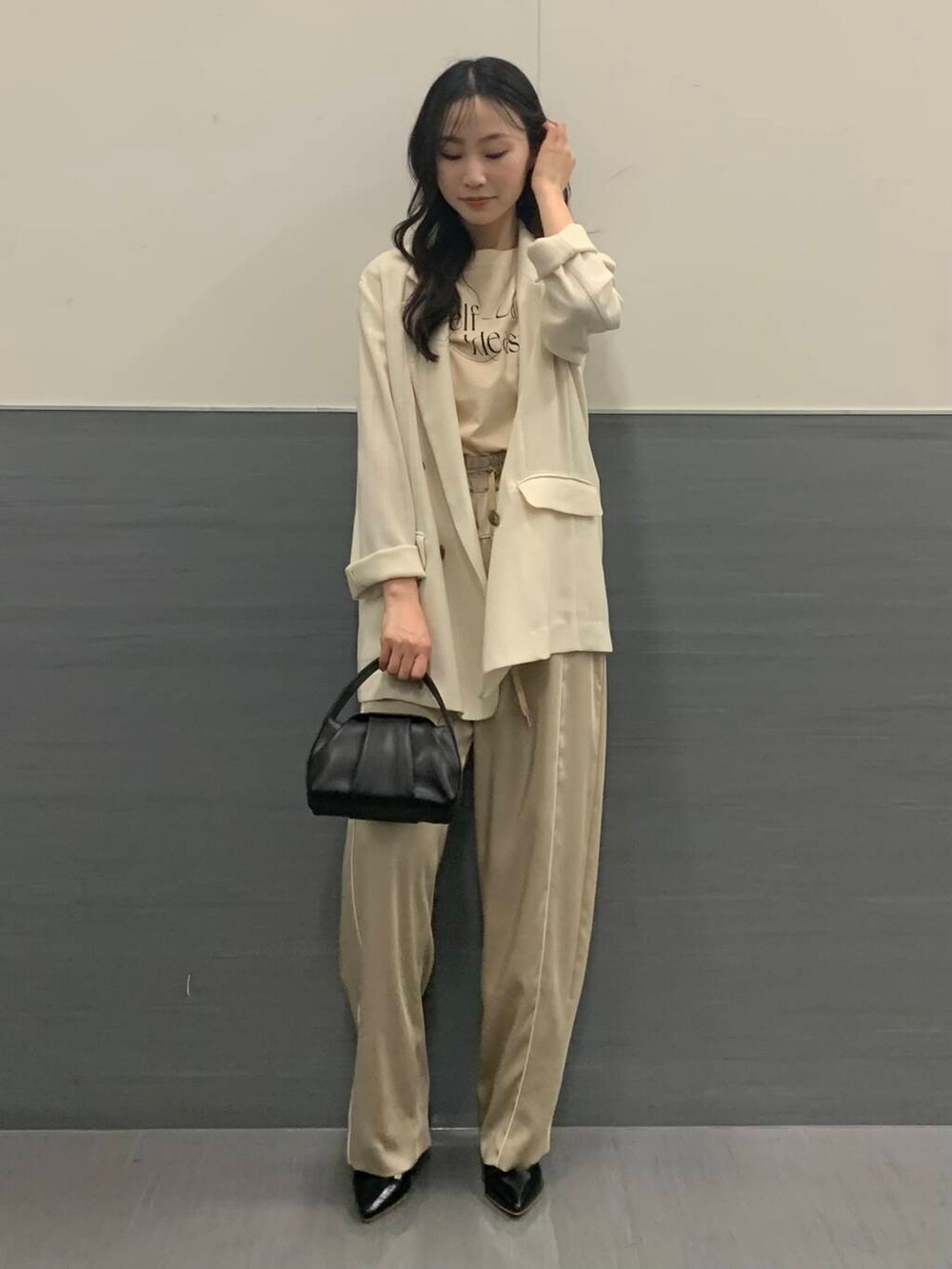 「ジャケット、イージーパンツ、デートコーデ、ROSSO、ブルベ夏、骨格ウェーブ、キレイめスタイル、ブルベ夏×骨格ウェーブ、きれいめフェミニン、春のジャケットスタイル、protagonista」｜「URBAN RESEARCH ROSSO WOMENのオリジナルエナメルパンプス（パンプス、ブラック系）」を使った、美波さん（レディース・158cm）の春コーディネートの2枚目の写真