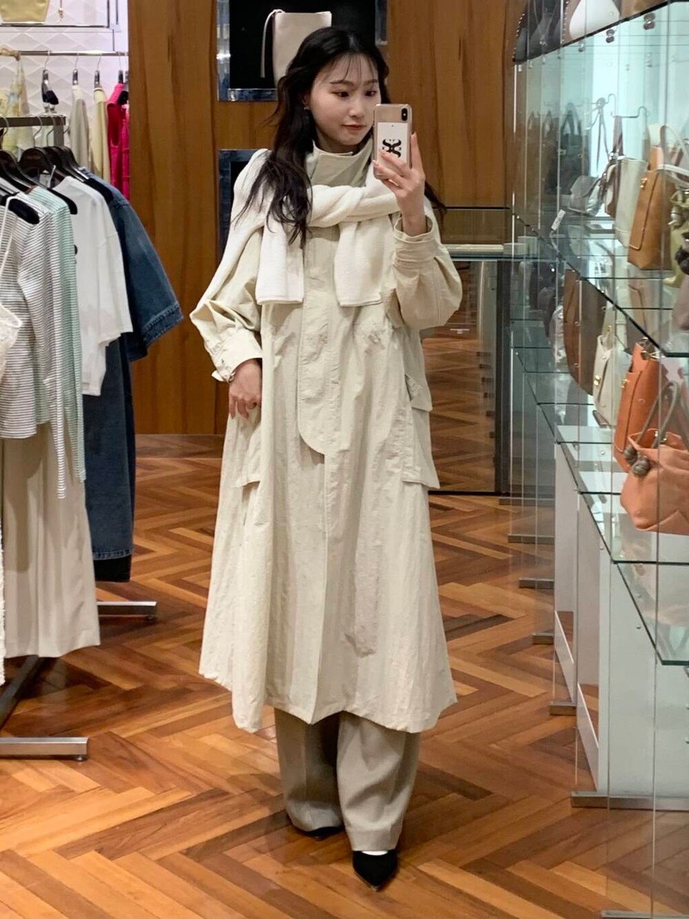 「アーバンリサーチ、デートコーデ、URBANRESEARCH、ROSSO、ブルベ夏、骨格ウェーブ、キレイめスタイル、ブルベ夏×骨格ウェーブ、きれいめフェミニン、春のジャケットスタイル、スタッフが狙う春の新作」｜「URBAN RESEARCH ROSSO WOMENの撥水ボリュームモッズコート（モッズコート、ホワイト系）」を使った、美波さん（レディース・158cm）の春コーディネートの2枚目の写真