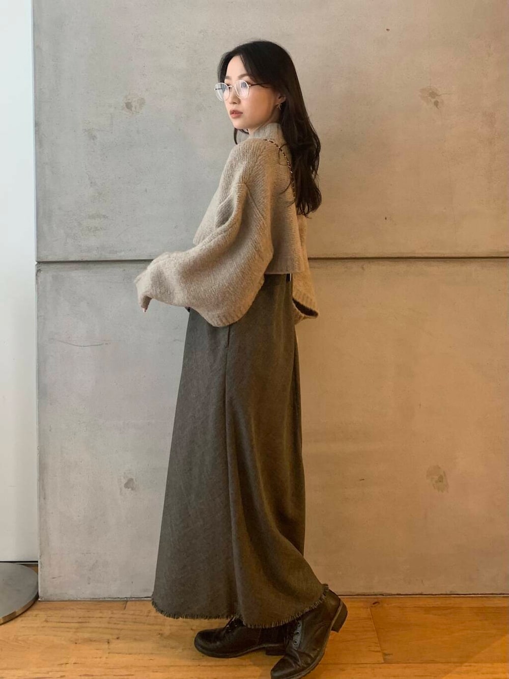 ブラウン系のショルダーバッグ、ブラウン系のワンピース、ベージュ系のニット/セーターを着用したレディースの秋コーディネートの6枚目の写真