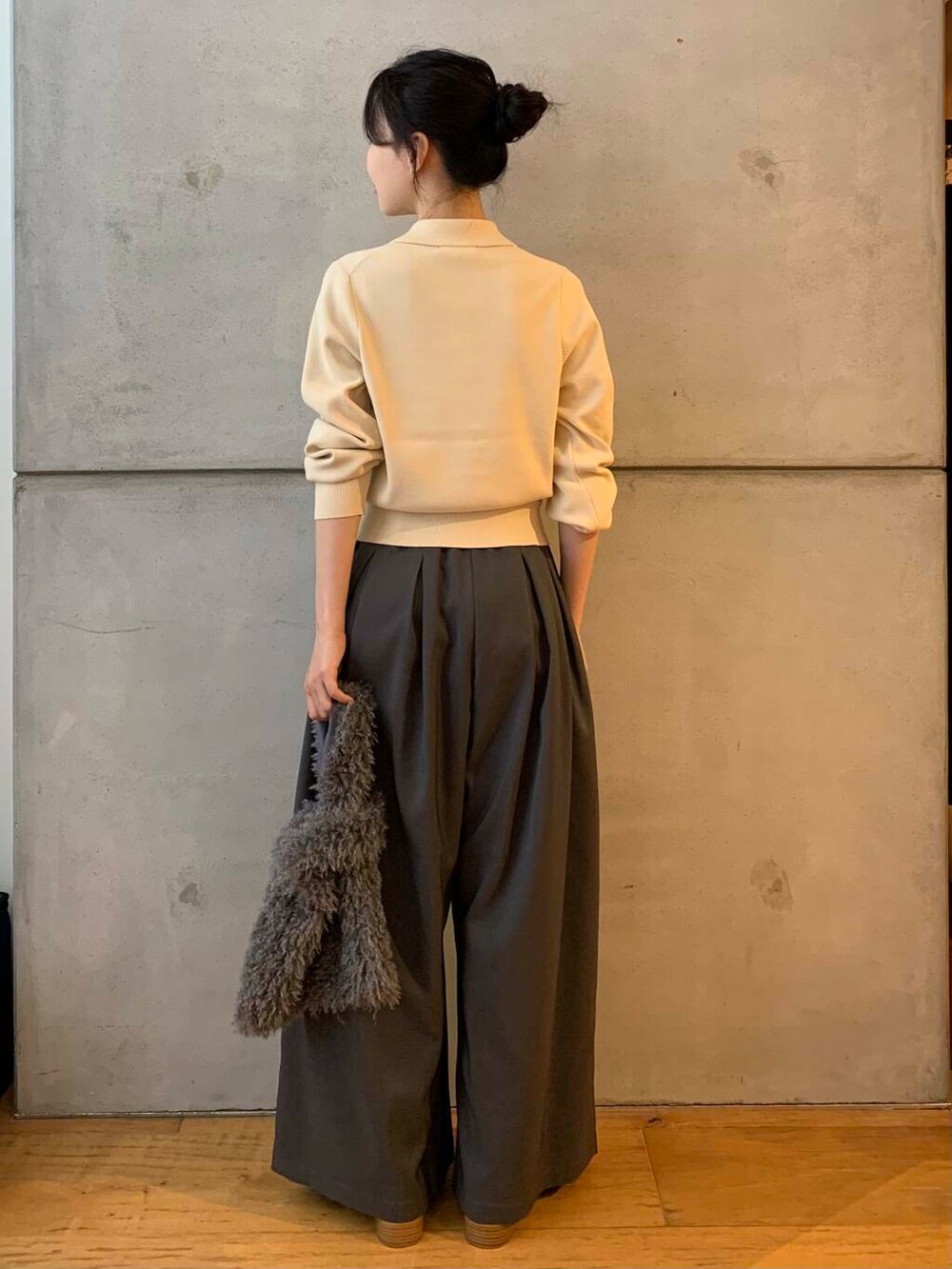 ホワイト系のカーディガン/ボレロ、グレー系のその他パンツ、グレー系のハンドバッグを着用したレディースの秋コーディネートの6枚目の写真