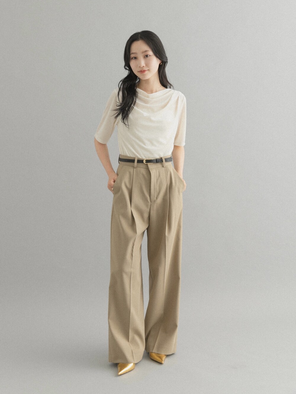 ベージュ系のその他パンツ、ホワイト系のTシャツ/カットソーを着用したレディースの秋コーディネートの2枚目の写真