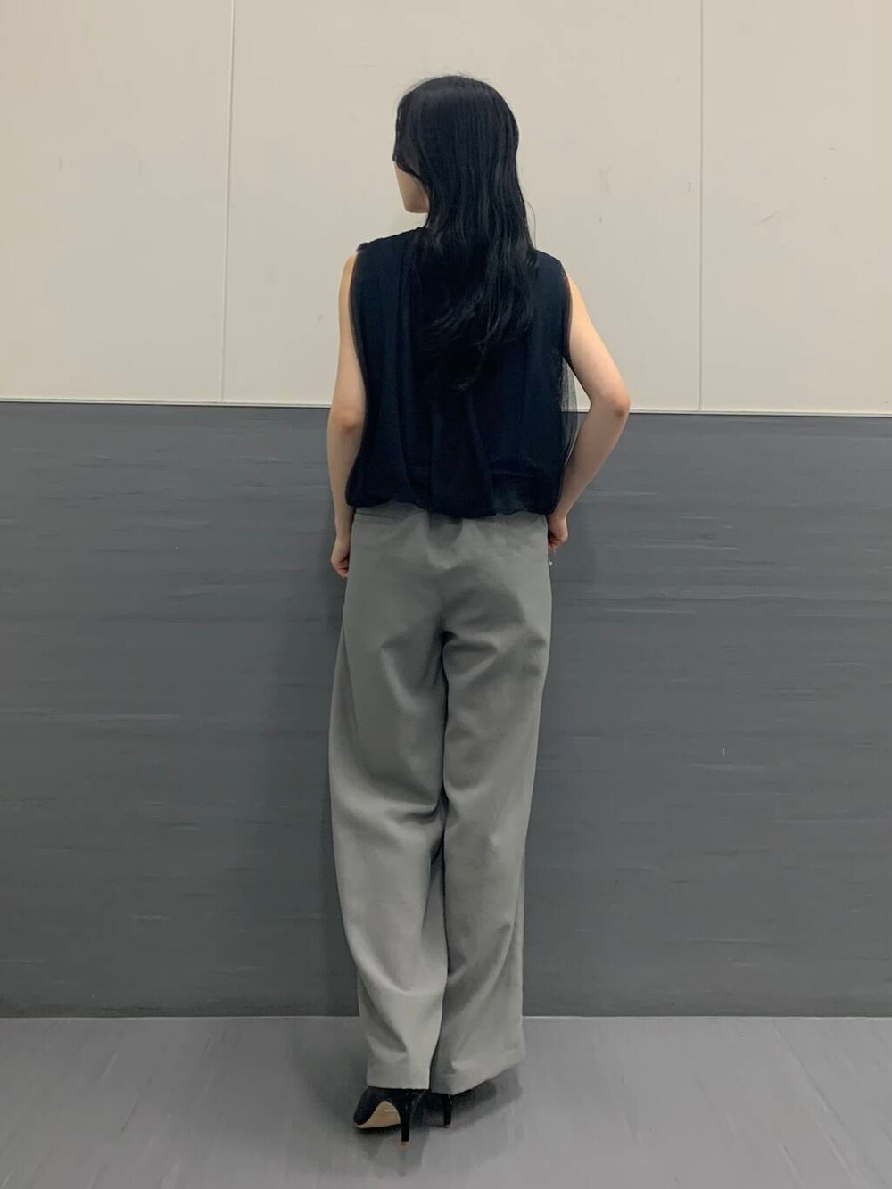 「オフィスカジュアル、ROSSO、お仕事、ブルベ夏、骨格ウェーブ、きれいめtシャツ、キレイめスタイル、ブルベ夏×骨格ウェーブ、sip2412、トレンドシアーアイテム」｜「URBAN RESEARCH ROSSO WOMENのオリジナルエナメルパンプス（パンプス、ブラック系）」を使った、美波さん（レディース・158cm）の夏コーディネートの5枚目の写真