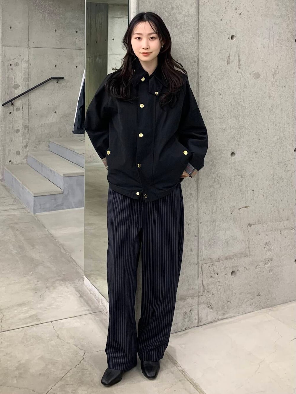 「アーバンリサーチ、URBANRESEARCH、babour、ブルベ夏、骨格ウェーブ、ブルベ夏×骨格ウェーブ、春のジャケットスタイル、スタッフが狙う春の新作」｜「URBAN RESEARCHのシープレザーショートブーツ（ブーツ、ブラック系）」を使った、美波さん（レディース・158cm）の冬コーディネートの3枚目の写真