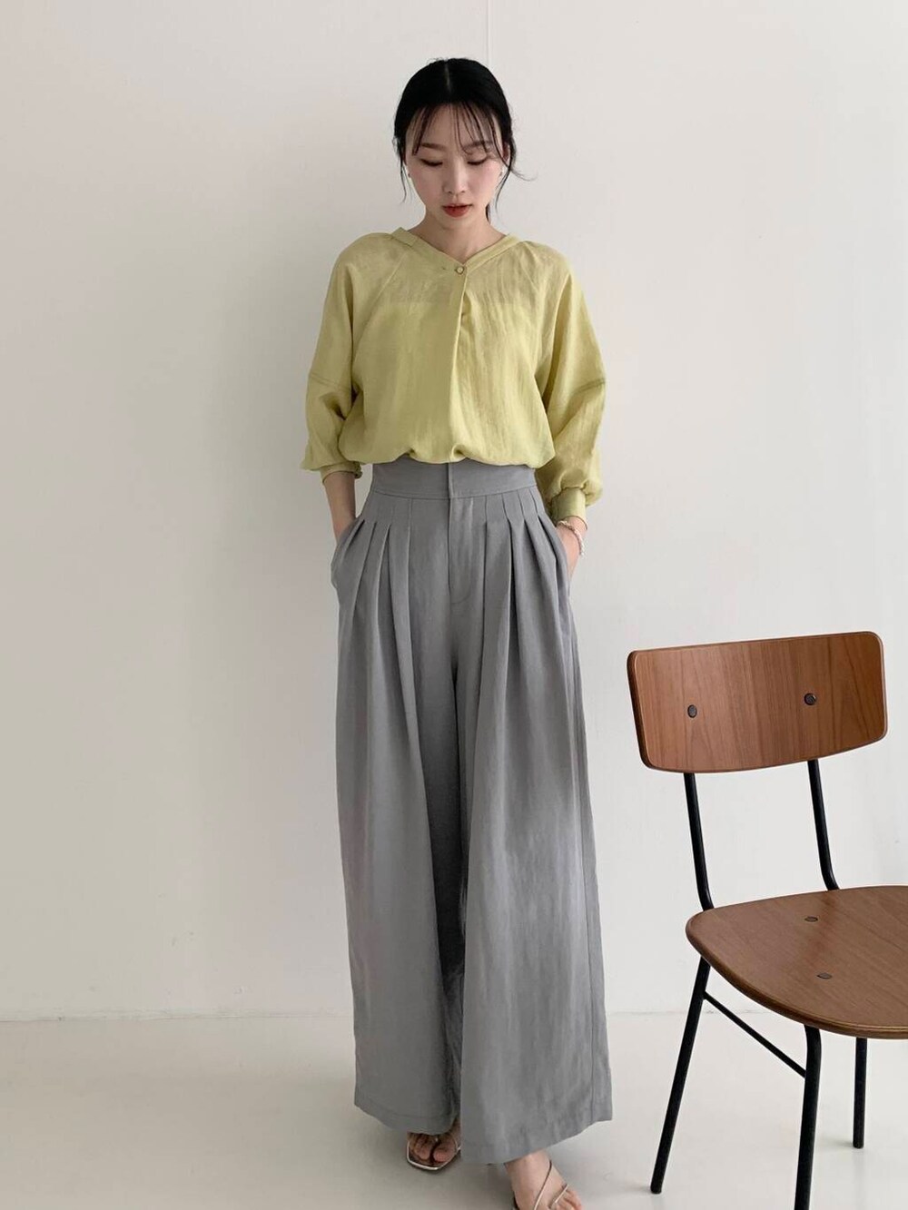 イエロー系のシャツ/ブラウス、グレー系のその他パンツを着用したレディースの春コーディネートの2枚目の写真