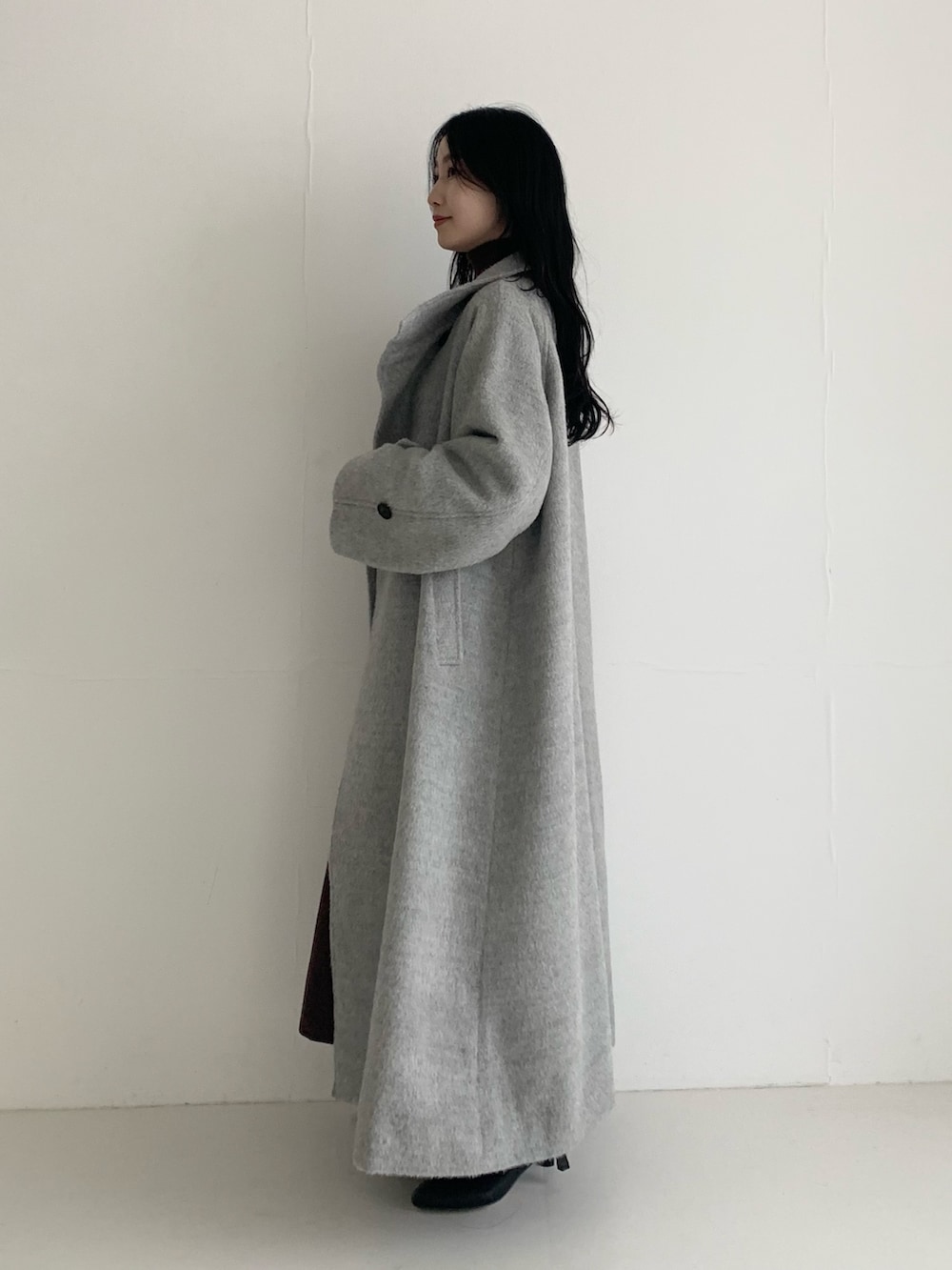 グレー系のその他アウター、ブラック系のブーツを着用したレディースの秋コーディネートの3枚目の写真