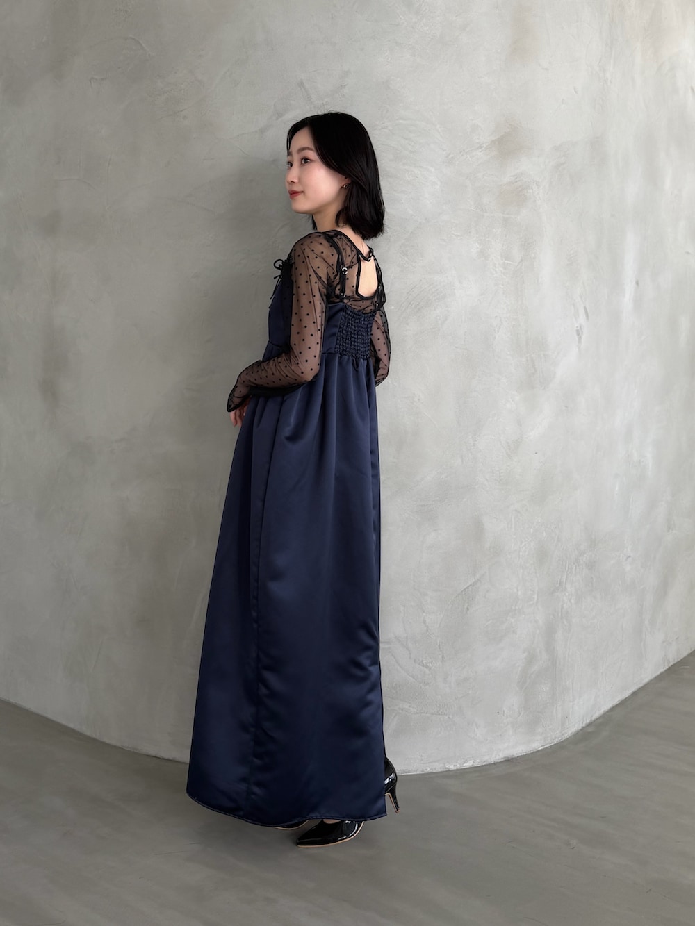 ブルー系のワンピースを着用したレディースの冬コーディネートの4枚目の写真