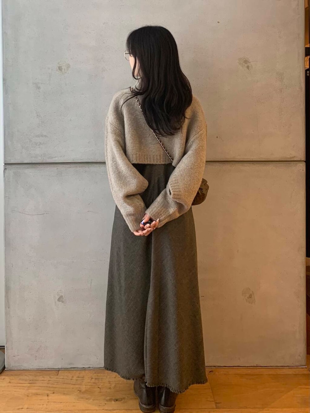 ブラウン系のショルダーバッグ、ブラウン系のワンピース、ベージュ系のニット/セーターを着用したレディースの秋コーディネートの7枚目の写真