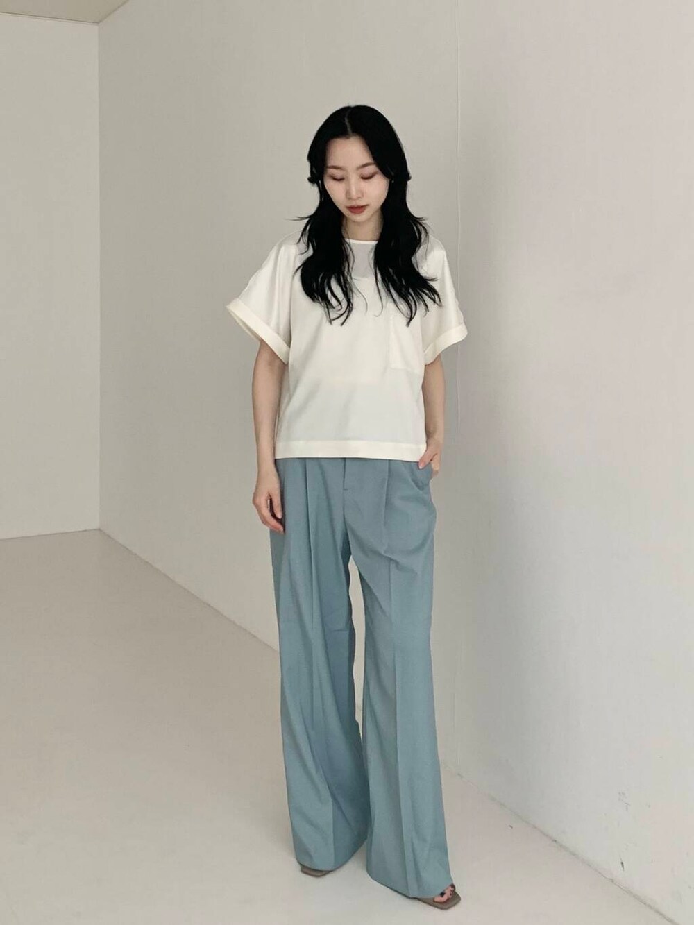 ブルー系のその他パンツ、ホワイト系のシャツ/ブラウスを着用したレディースの夏コーディネートの2枚目の写真