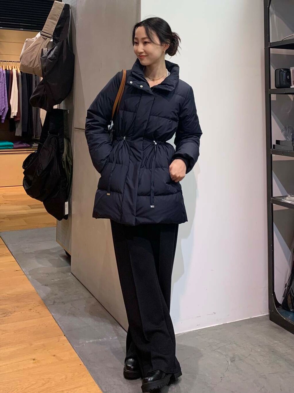 ブラック系のブーツ、ブラック系のその他パンツ、ブラック系のボストンバッグを着用したレディースの冬コーディネートの4枚目の写真