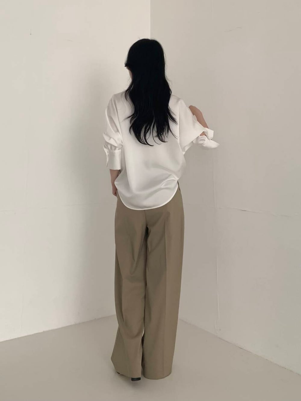 「サテンの素材なので、上品な印象を持たせてくれます✨、個人的にはボトムもキレイめスラックスなどで合わせるのがオススメです!」｜「URBAN RESEARCH ROSSO WOMENの防シワハイウエストワイドスラックス（その他パンツ、ベージュ系）」を使った、美波さん（レディース・158cm）の夏コーディネートの4枚目の写真