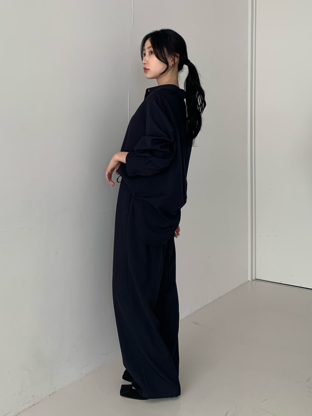 ブルー系のシャツ/ブラウス、ブルー系のその他パンツを着用したレディースの秋コーディネートの2枚目の写真