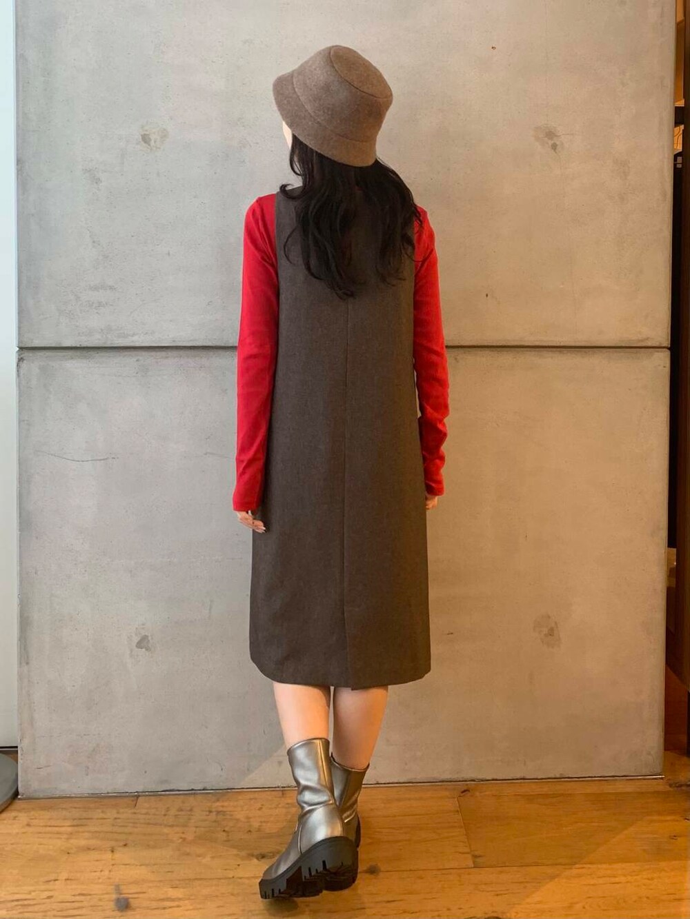 シルバー系のブーツ、レッド系のTシャツ/カットソー、ブラウン系のワンピースを着用したレディースの秋コーディネートの5枚目の写真