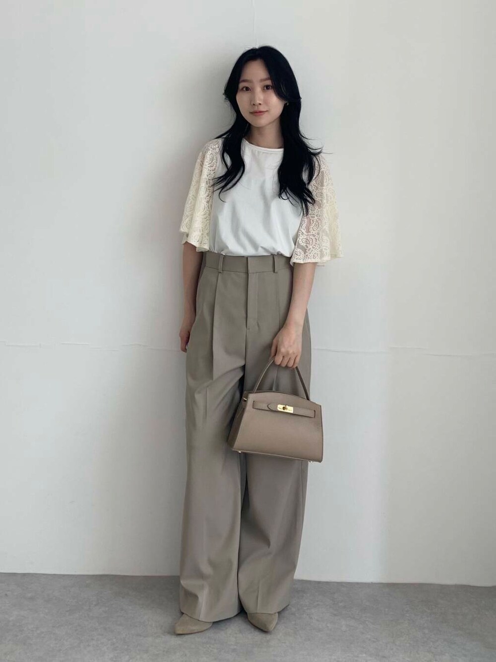 ブラウン系のパンプス、ブラウン系のその他パンツ、ホワイト系のTシャツ/カットソーを着用したレディースの夏コーディネートの2枚目の写真